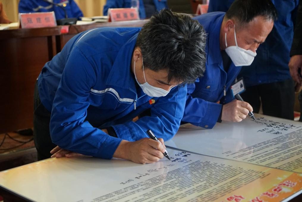 喜讯！德信娱乐矿业员工 高亮荣获“天下热爱企业优异员工”声誉称呼