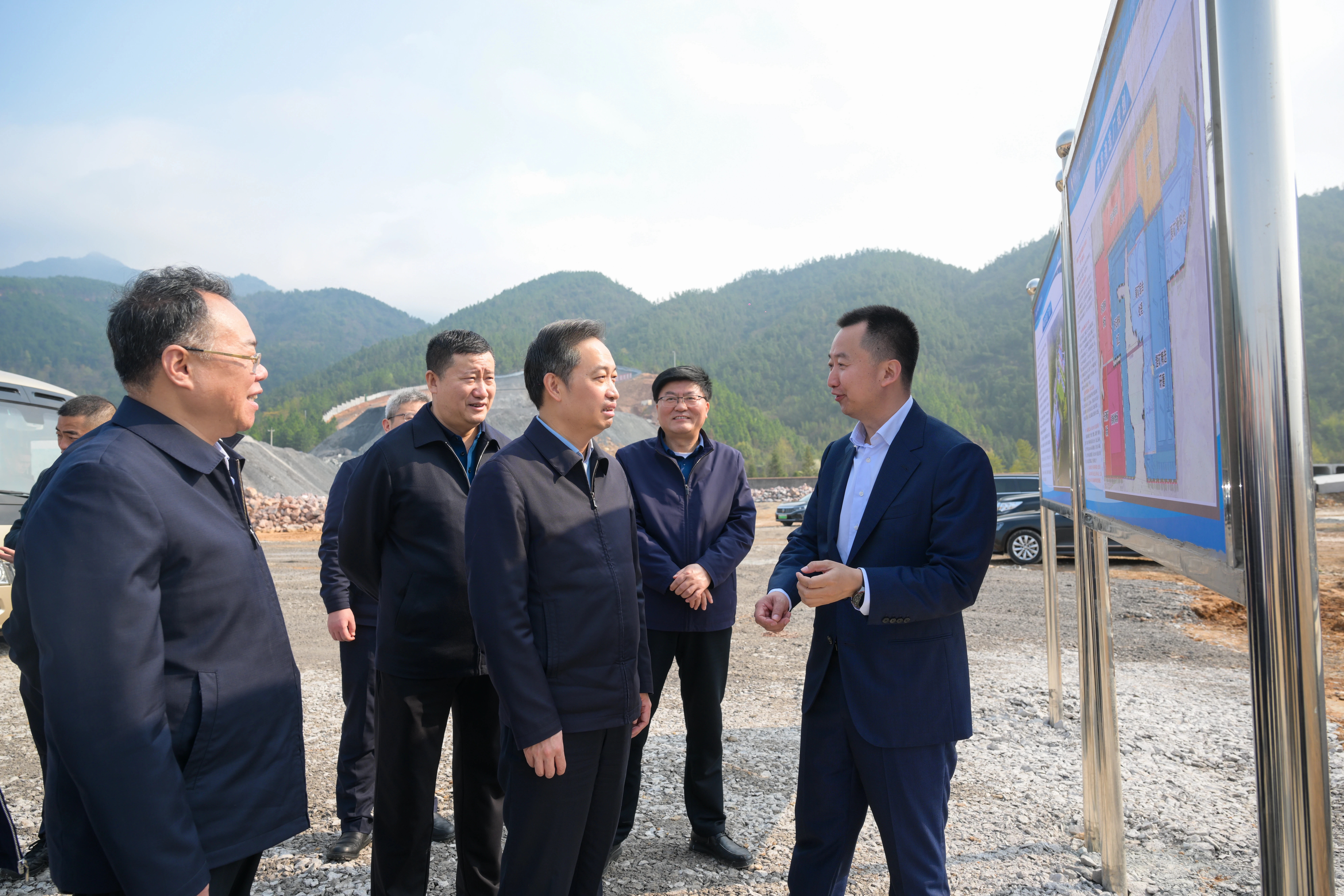 加速项目进度，，，，，，加速全工业链升级 ——郴州市委书记吴巨培调研湖南德信娱乐赫项目建设情形